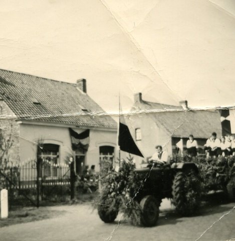 Robert Bekaert op tractor voor optocht